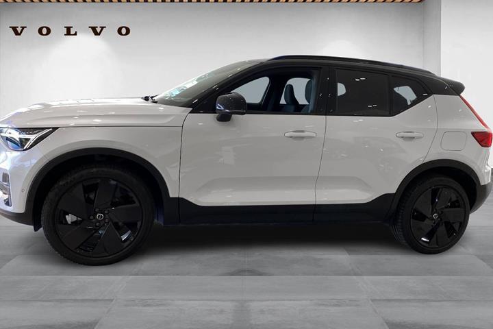 Hvid Volvo EX40 fra 2025