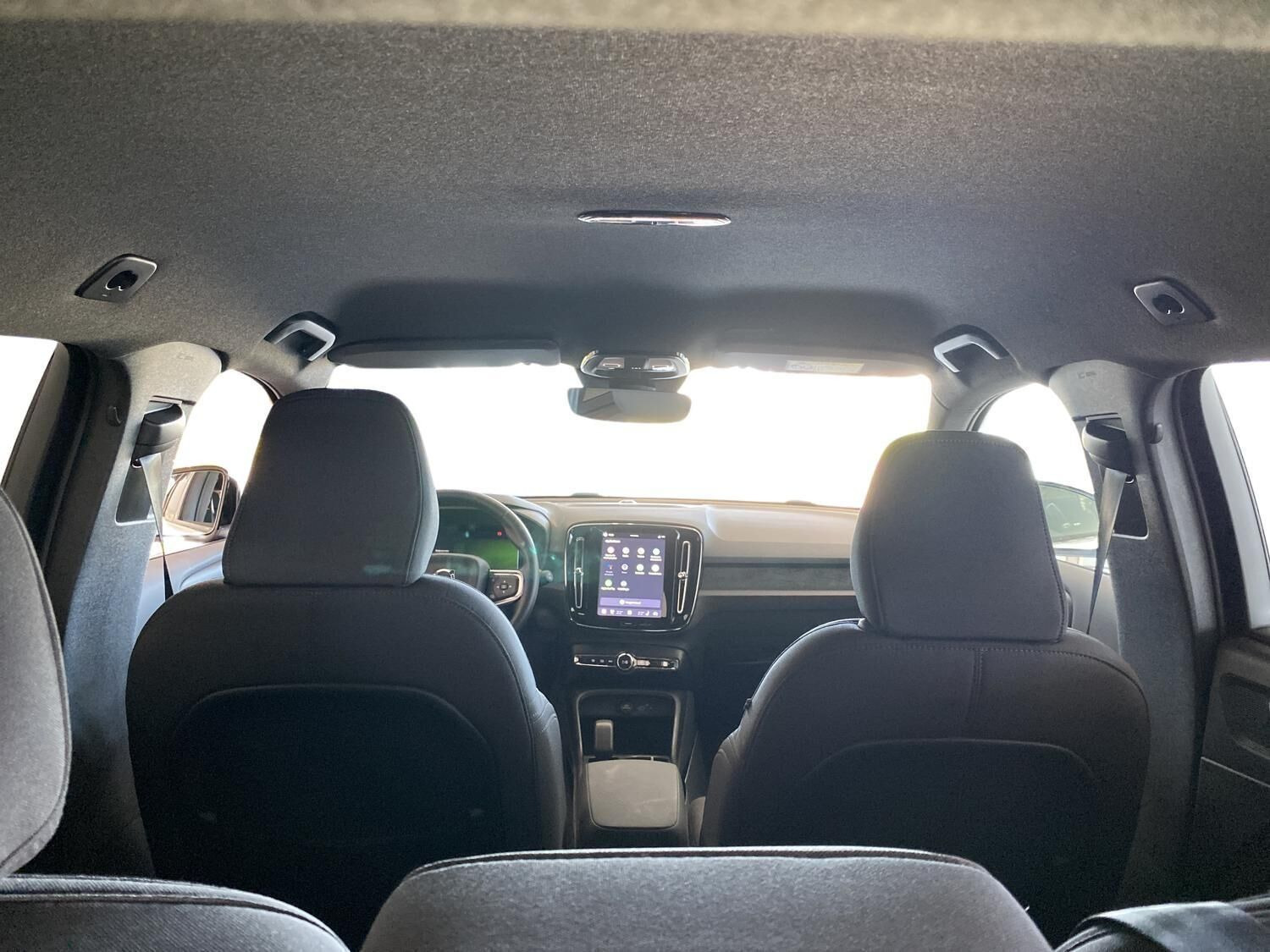 Hvid Volvo EX40 fra 2025