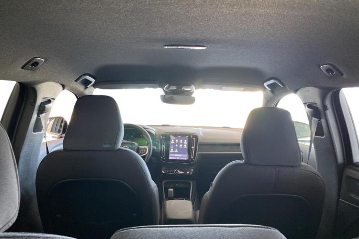 Hvid Volvo EX40 fra 2025