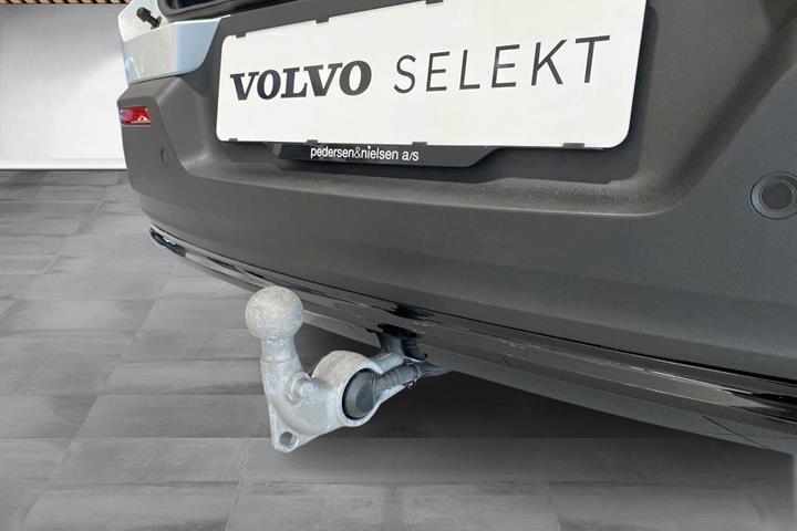 Hvid Volvo EX40 fra 2025