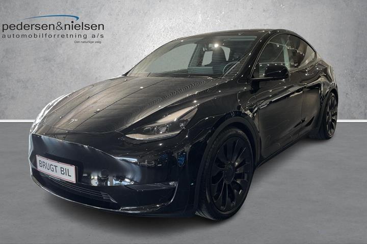 Sort Tesla Model Y fra 2023 set udefra