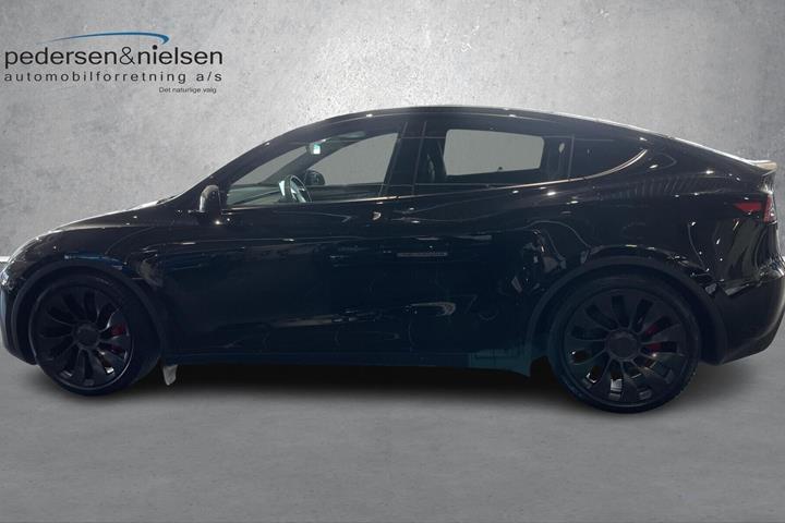 Sort Tesla Model Y fra 2023