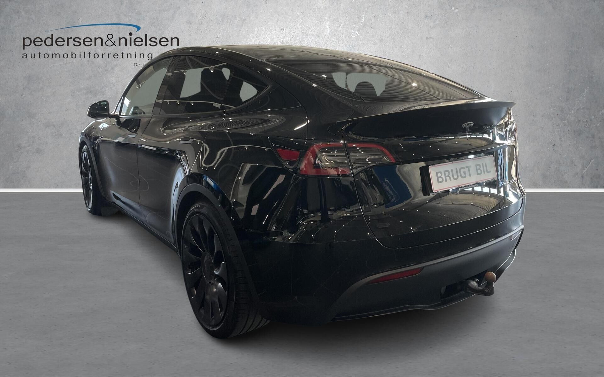Sort Tesla Model Y fra 2023