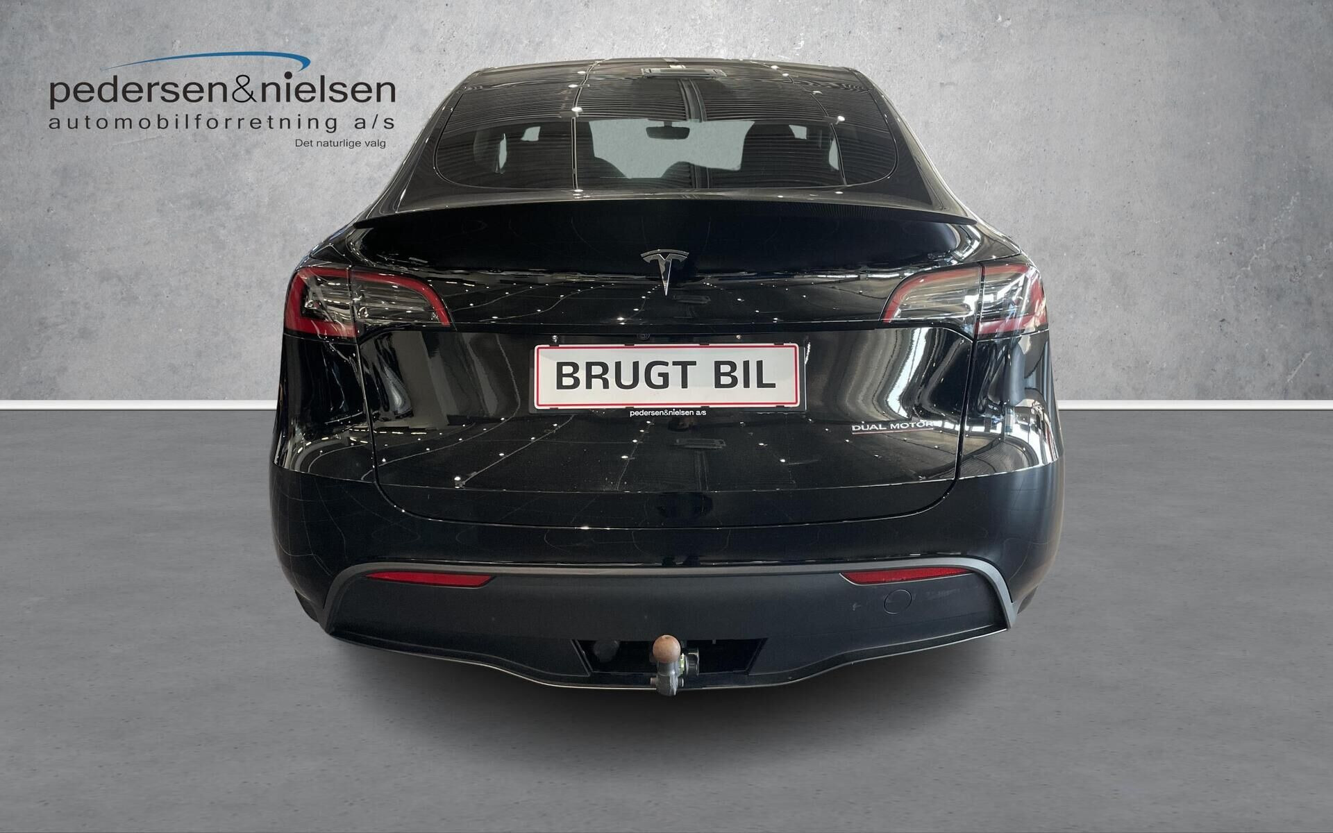 Sort Tesla Model Y fra 2023