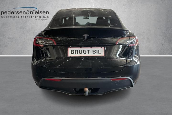 Sort Tesla Model Y fra 2023