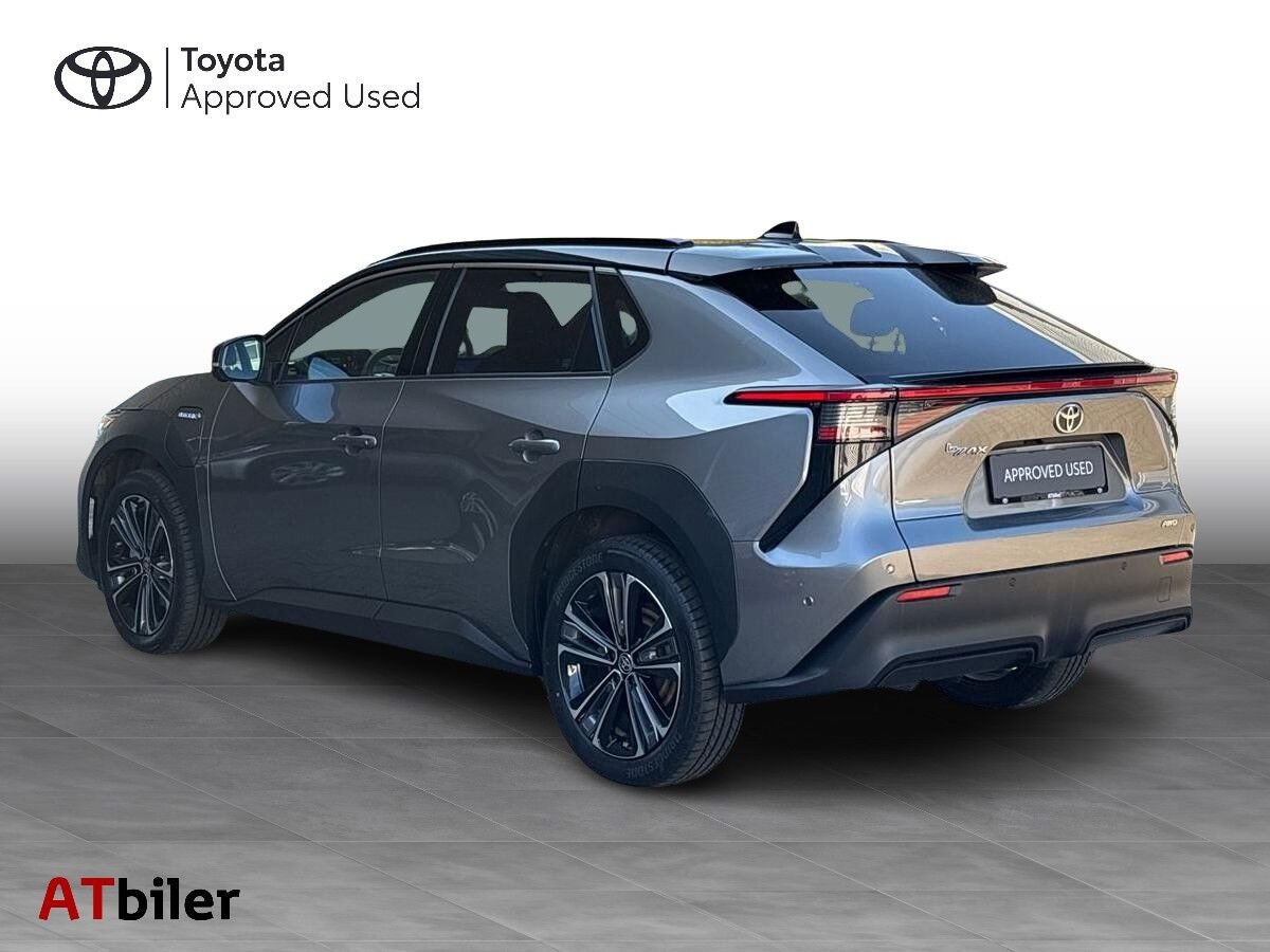 Grå Toyota BZ4X fra 2023