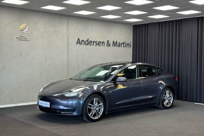 Grå Tesla Model 3 fra 2021