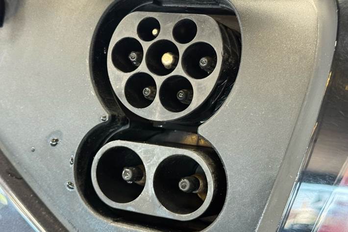 Grå Tesla Model 3 fra 2021