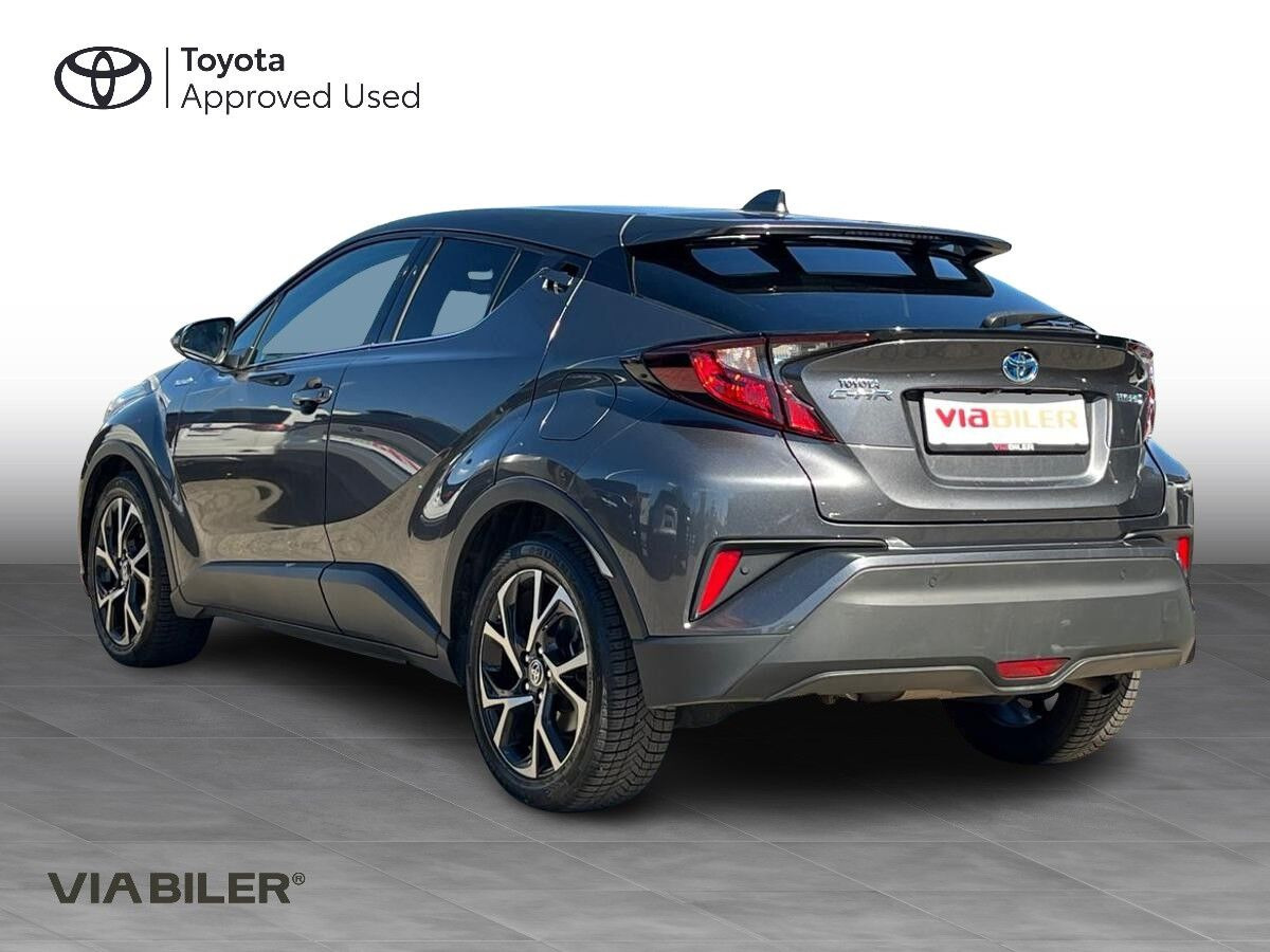 Grå Toyota C-HR fra 2020