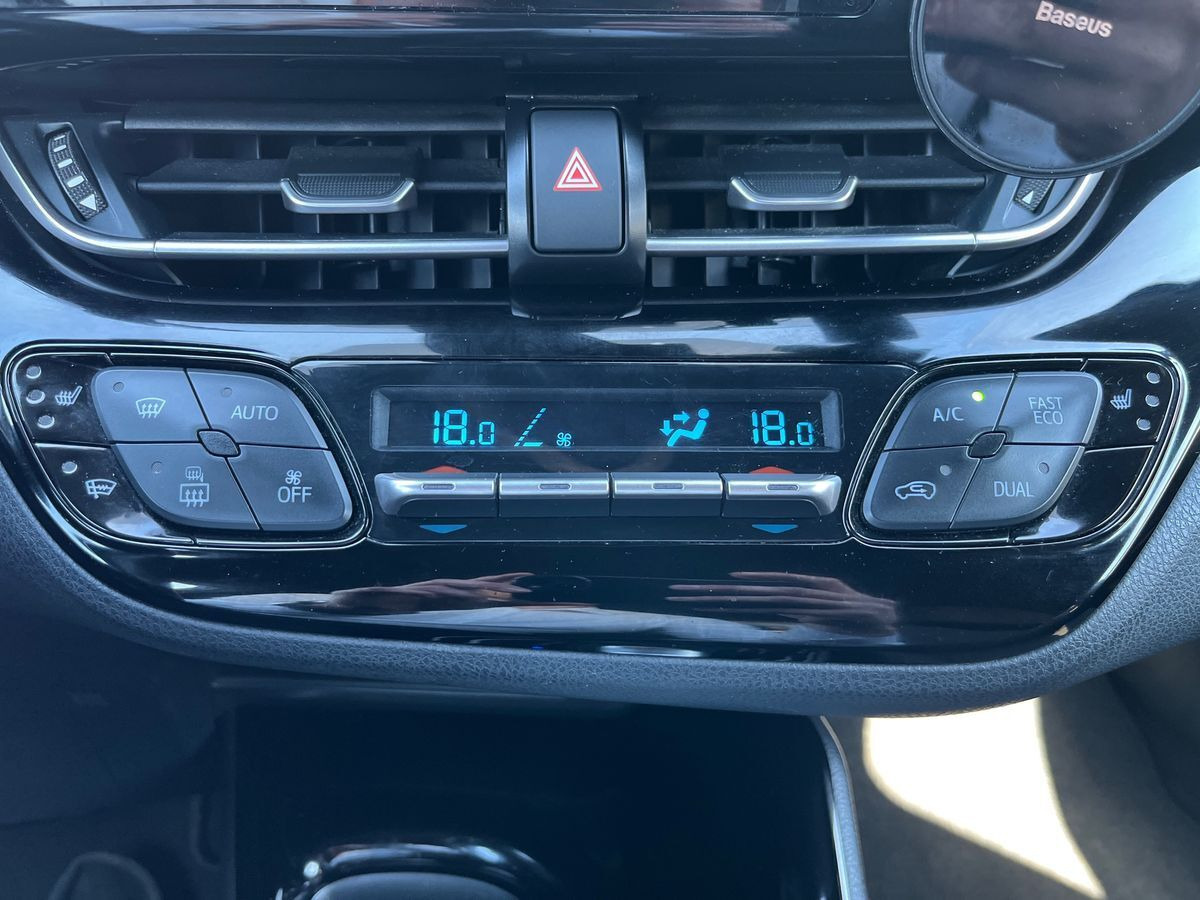Grå Toyota C-HR fra 2020