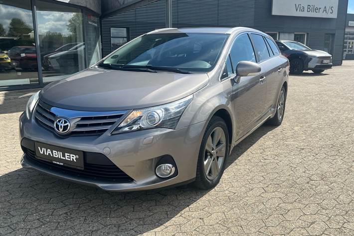 Bronze Toyota Avensis fra 2015