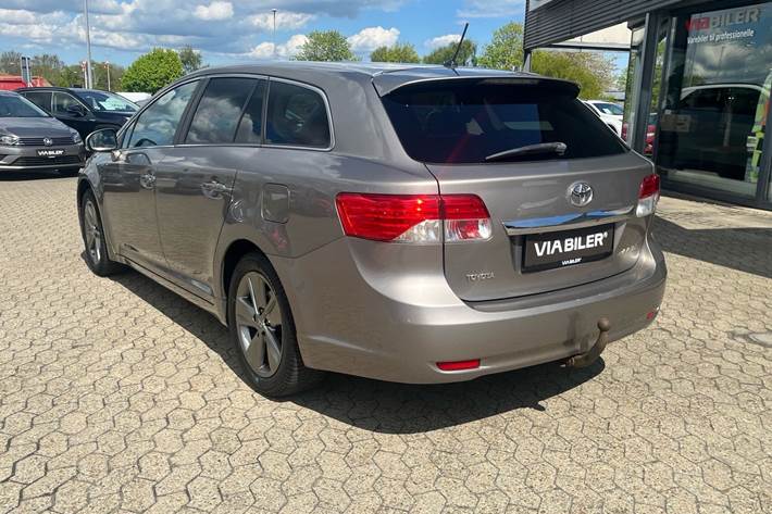 Bronze Toyota Avensis fra 2015