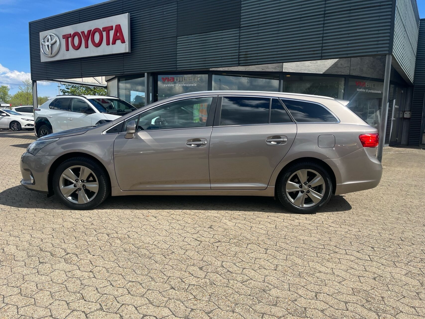 Bronze Toyota Avensis fra 2015