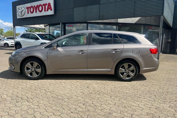 Bronze Toyota Avensis fra 2015