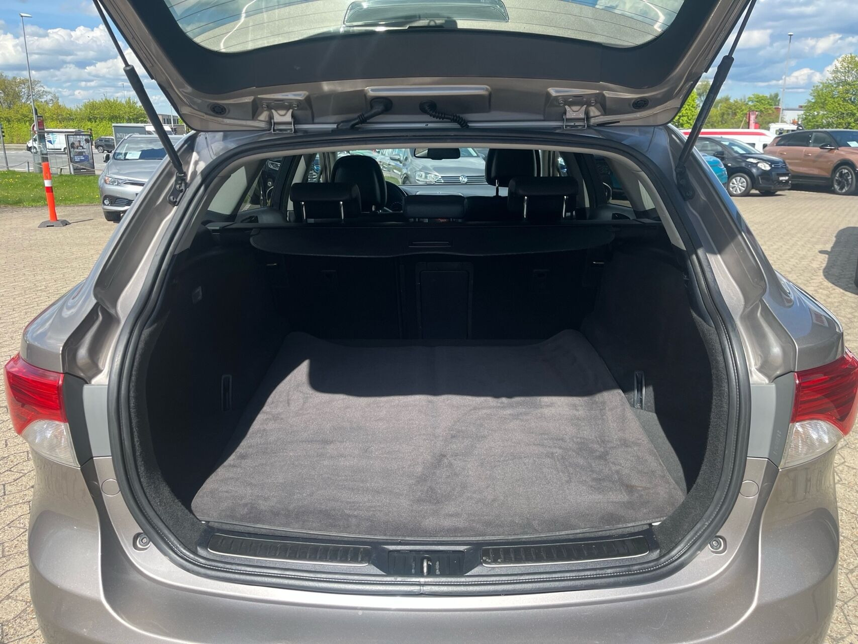 Bronze Toyota Avensis fra 2015