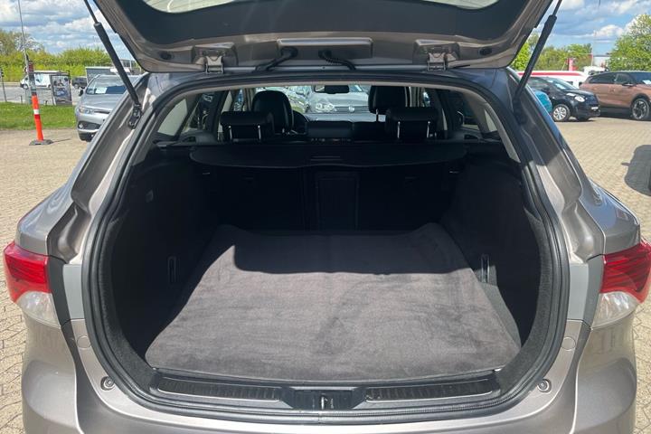 Bronze Toyota Avensis fra 2015