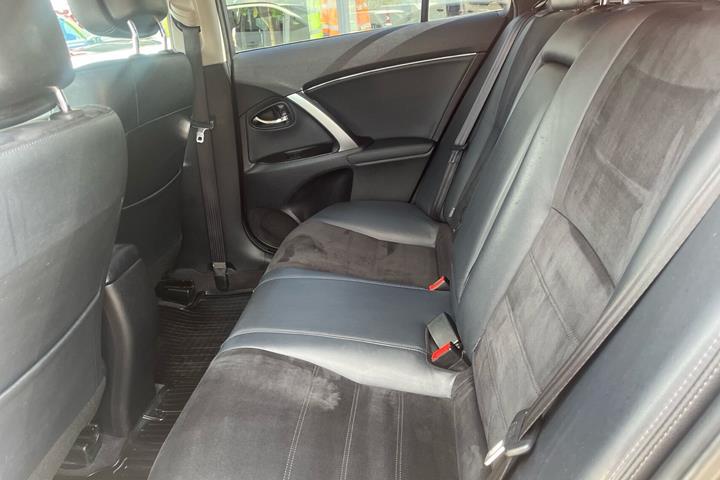 Bronze Toyota Avensis fra 2015