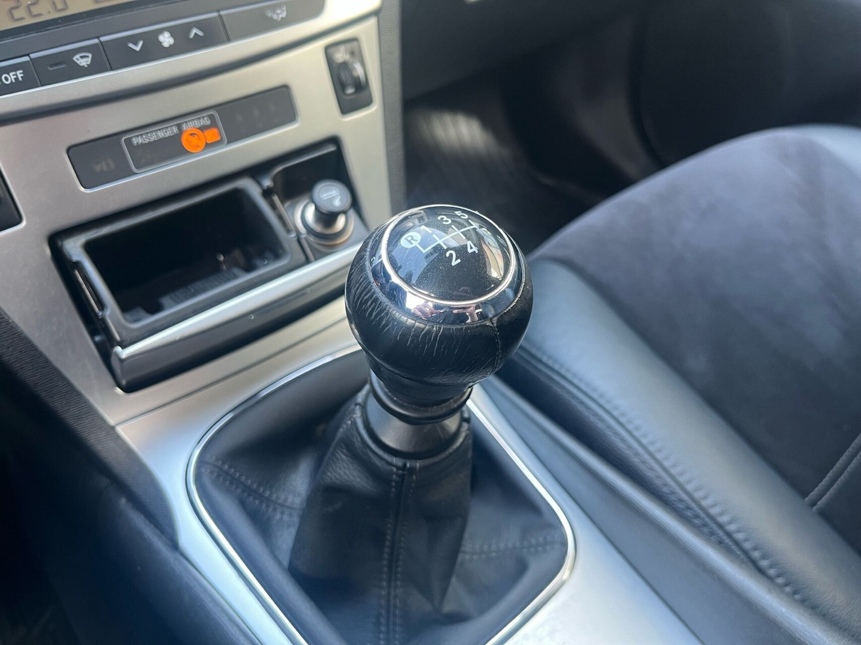 Bronze Toyota Avensis fra 2015