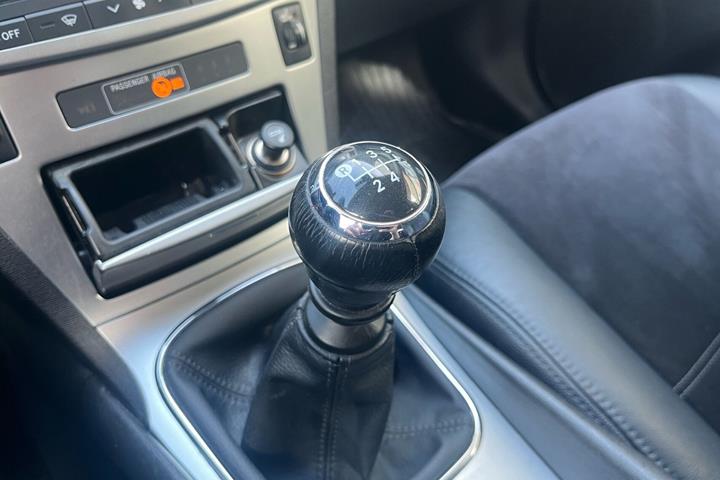 Bronze Toyota Avensis fra 2015