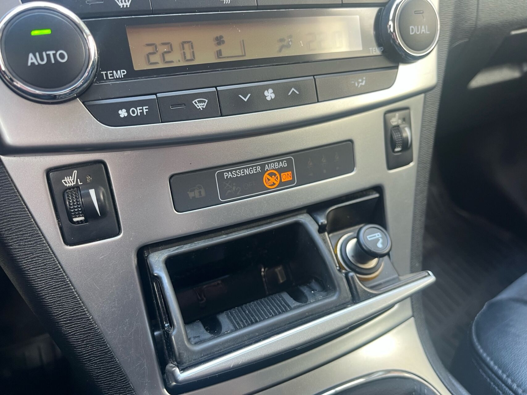 Bronze Toyota Avensis fra 2015