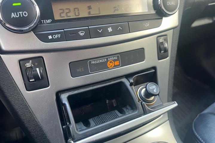 Bronze Toyota Avensis fra 2015