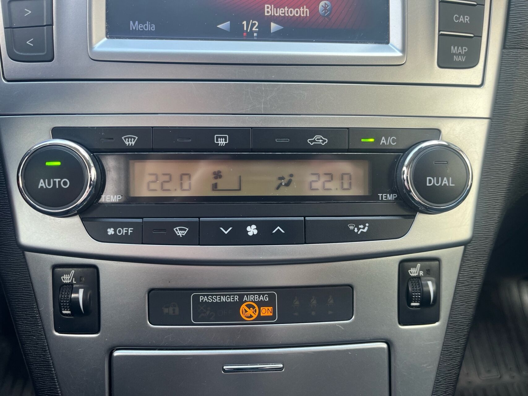 Bronze Toyota Avensis fra 2015