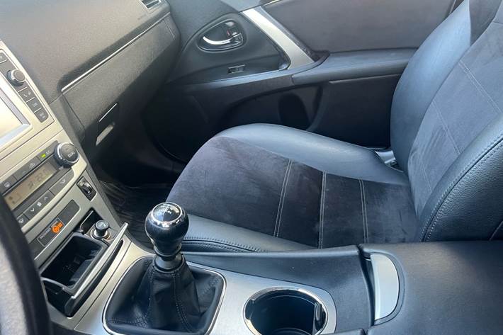 Bronze Toyota Avensis fra 2015