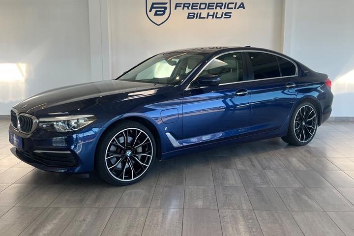 Grå BMW 530e fra 2017 set udefra