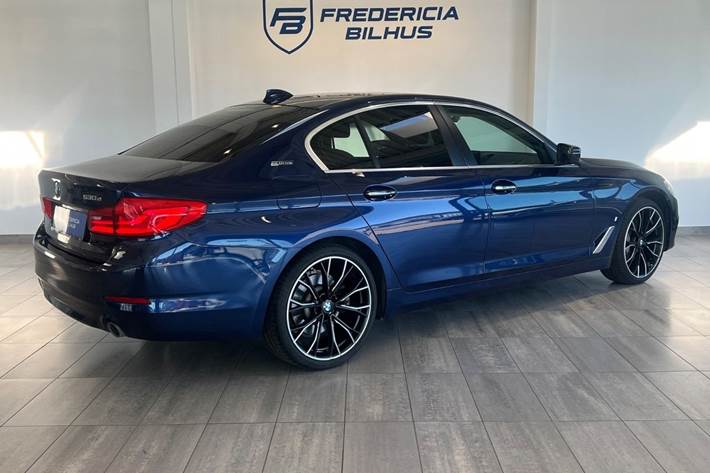 Grå BMW 530e fra 2017