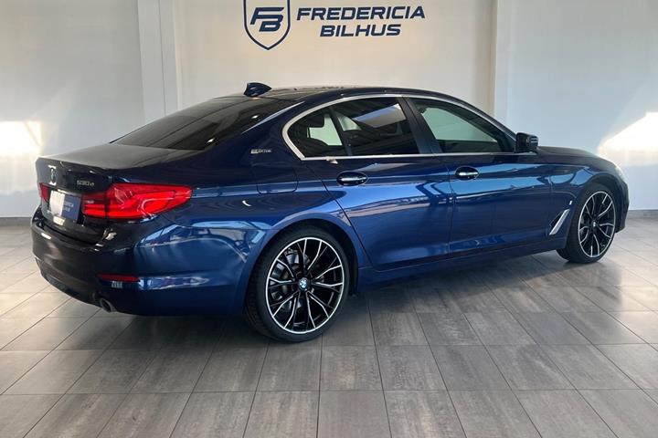 Grå BMW 530e fra 2017