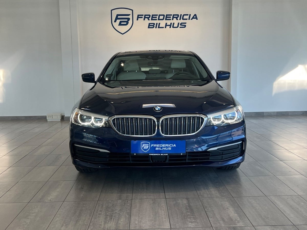 Grå BMW 530e fra 2017