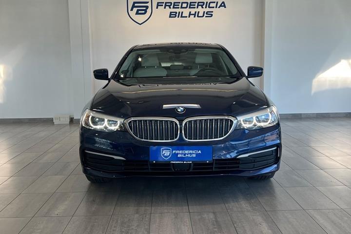 Grå BMW 530e fra 2017