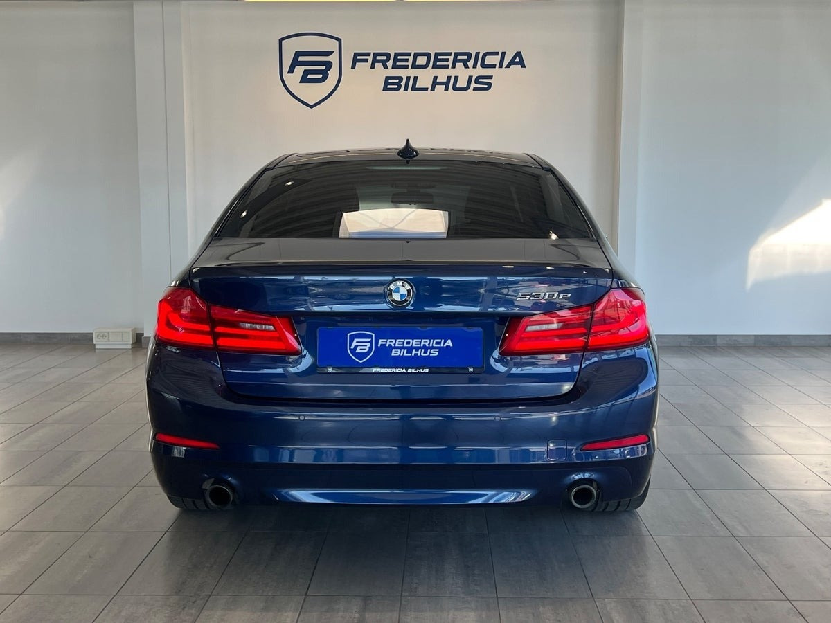Grå BMW 530e fra 2017
