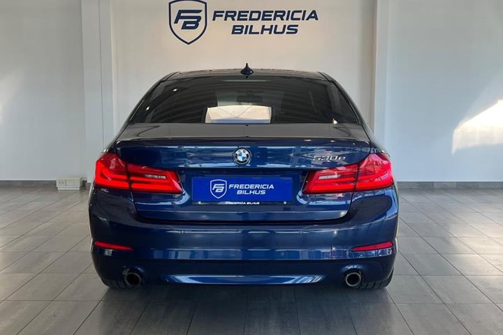 Grå BMW 530e fra 2017