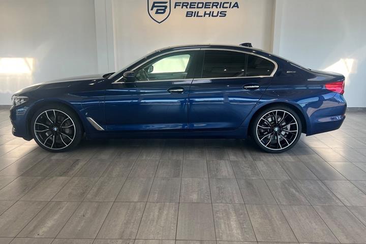 Grå BMW 530e fra 2017