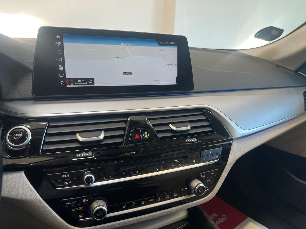 Grå BMW 530e fra 2017