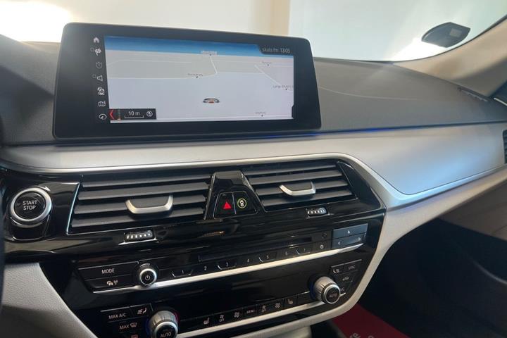 Grå BMW 530e fra 2017