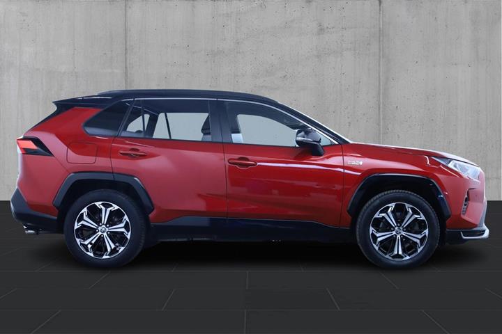 Rød Toyota RAV4 fra 2021