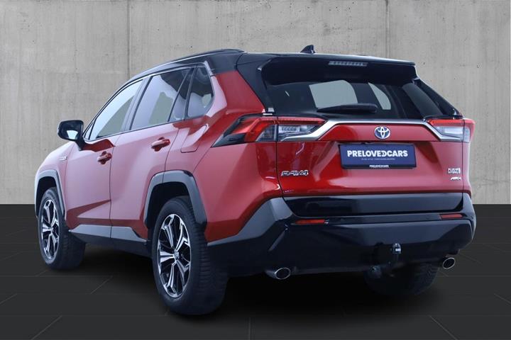Rød Toyota RAV4 fra 2021