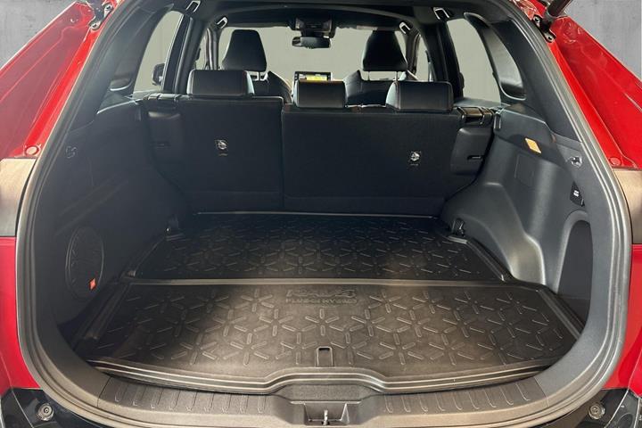 Rød Toyota RAV4 fra 2021