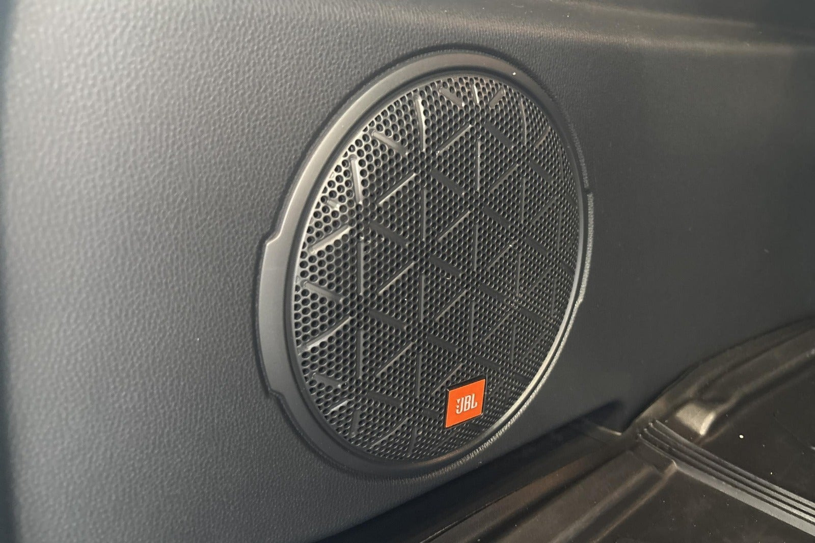 Rød Toyota RAV4 fra 2021