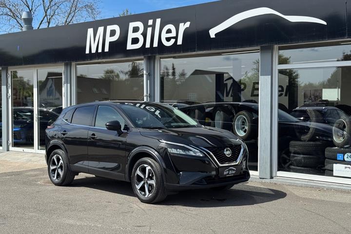 Sort Nissan Qashqai fra 2021 set udefra