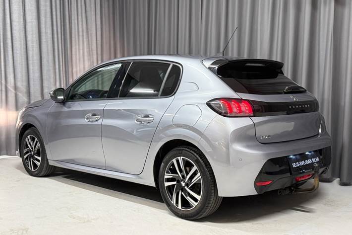 Sølv Peugeot 208 fra 2020
