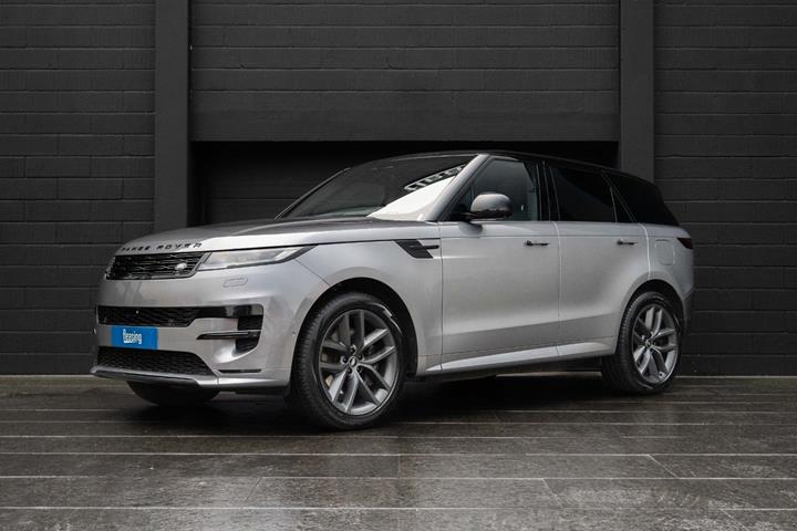 Sølv Land Rover Range Rover sport fra 2023 set udefra