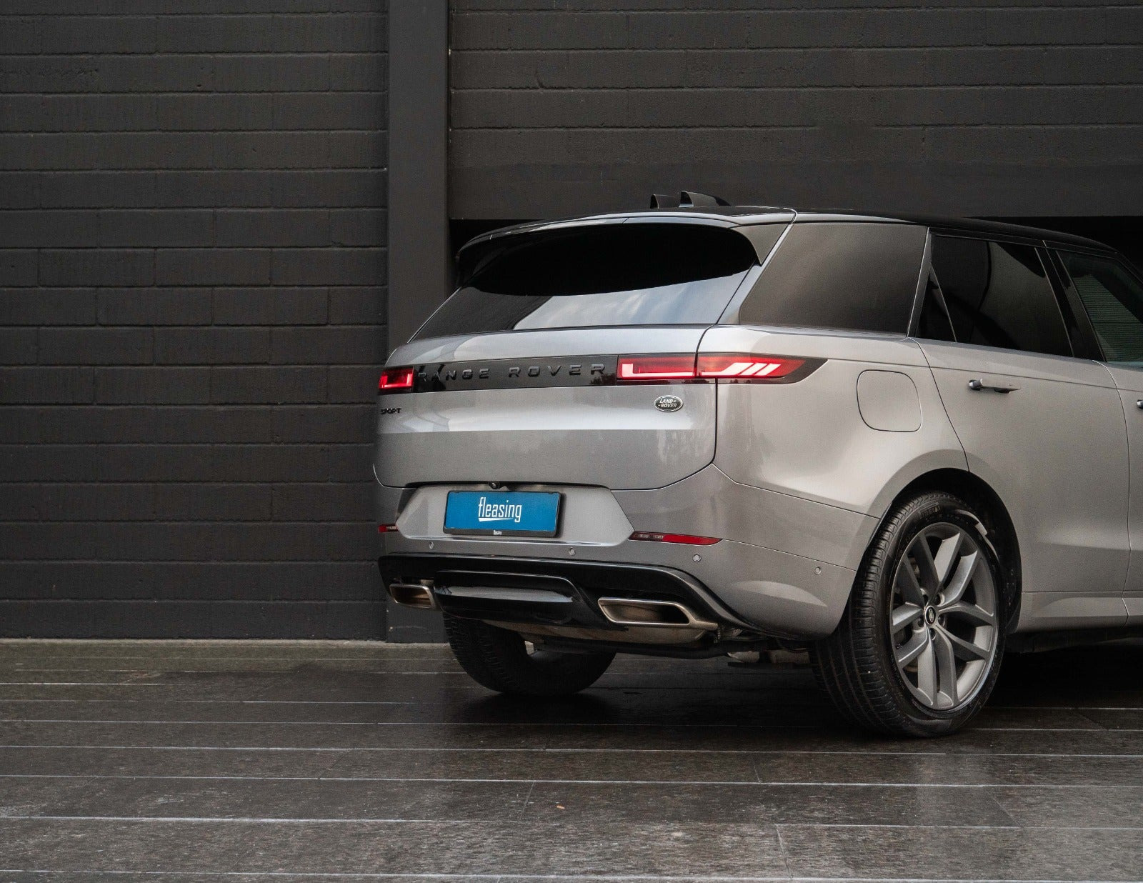 Sølv Land Rover Range Rover sport fra 2023