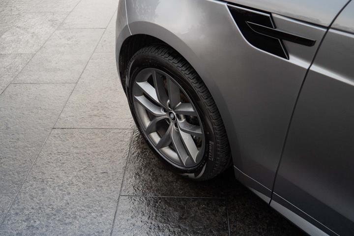 Sølv Land Rover Range Rover sport fra 2023