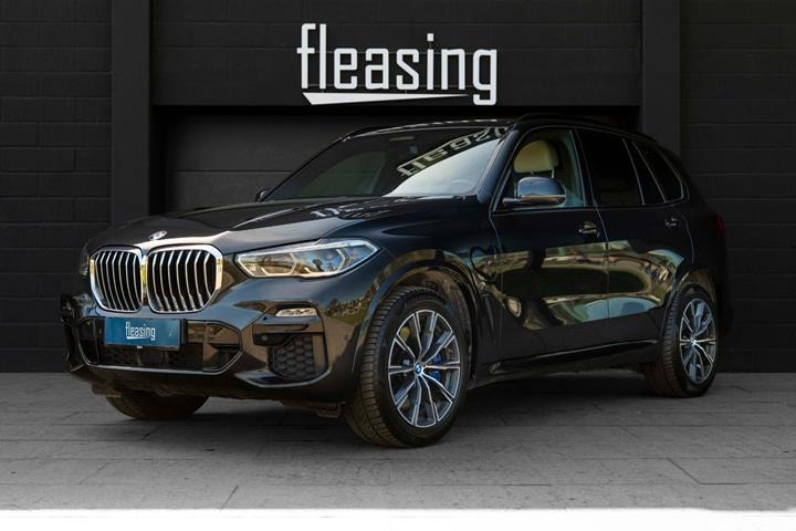 Sort BMW X5 fra 2021 set udefra