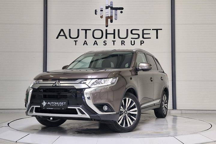 Brun Mitsubishi Outlander fra 2019 set udefra
