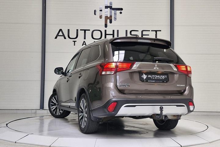 Brun Mitsubishi Outlander fra 2019