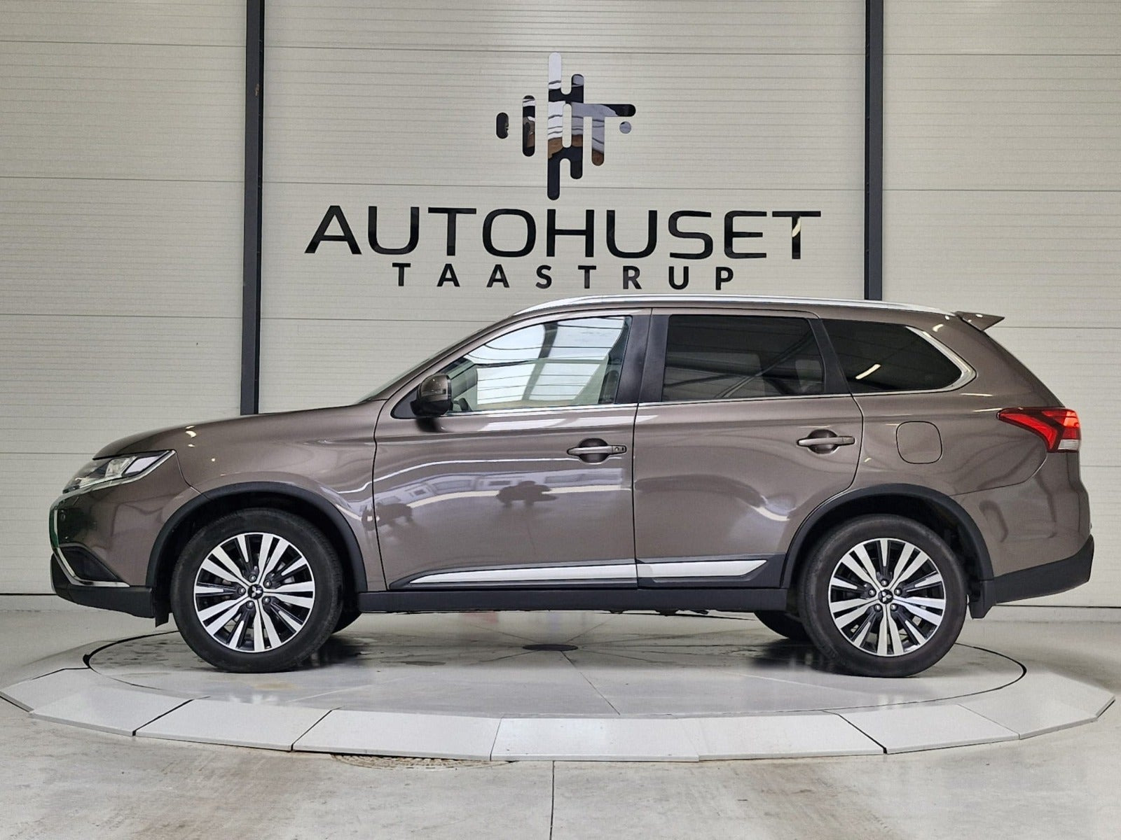 Brun Mitsubishi Outlander fra 2019